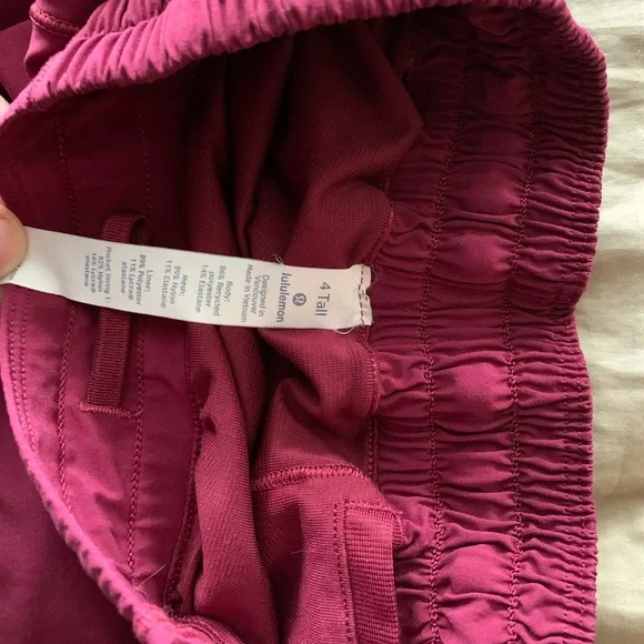 Lululemon hotty hot short II size 4 tall - Picture 6 of 6